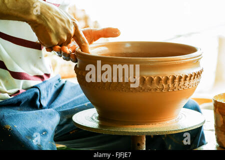 Un vasaio facendo una pentola di creta a Camaguey, Cuba Foto Stock