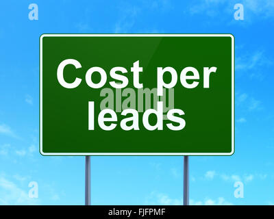 Il concetto di business: costo per porta sul cartello stradale sullo sfondo Foto Stock