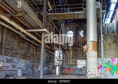 Il vecchio stabilimento abbandonato con graffity su pareti, distrutto rovine Foto Stock