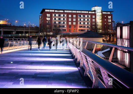 Lagan weir ponte pedonale e ciclabile Belfast Irlanda del Nord al crepuscolo Foto Stock