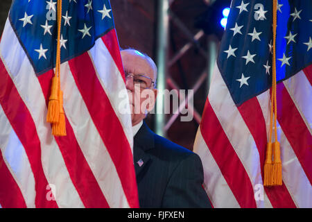 Presidenziale repubblicano speranzoso Ted Cruz il padre Rafael Cruz sul palco come suo figlio assapora la vittoria in Texas elezione primaria. Foto Stock