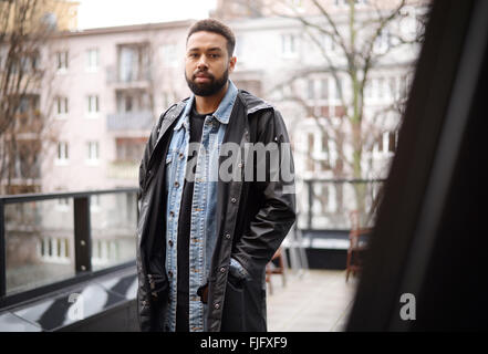 Berlino, Germania. Il 22 febbraio, 2016. Il cantante Adesse permanente sulla terrazza del quattro Music etichetta discografica a Berlino, Germania, 22 febbraio 2016. L'artista è firmato per il rapper Sido la nuova etichetta Goldzweig. Foto: SUSANN PAUTSCH/DPA/Alamy Live News Foto Stock