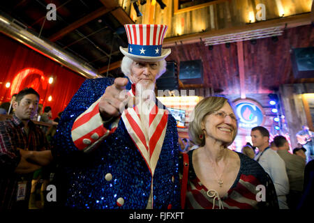 Uomo vestito come lo zio Sam si mischia con i sostenitori a presidenziale repubblicano speranzoso Ted Cruz Texas del principale partito di vittoria Foto Stock