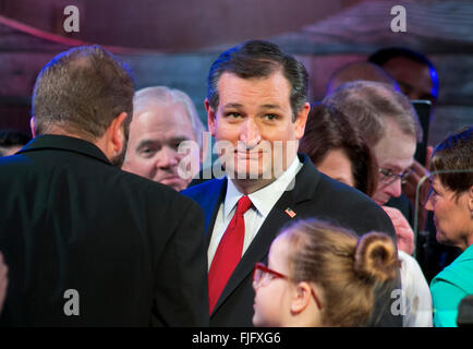 Il repubblicano candidato presidenziale Ted candidato Cruz assapora la vittoria in Texas principale su Super Tuesday dallo stadio in Stafford TX Foto Stock