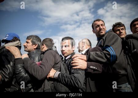 Idomeni, Grecia. 2 Mar, 2016. I rifugiati, molti dalla Siria, in attesa di essere registrato presso il campo profughi al confine tra la Grecia e la Macedonia, in Idomeni, Grecia, 2 marzo 2016. A partire da lunedì, la Macedonia è a malapena lasciando in qualsiasi dei profughi. Un massiccio camp con migliaia di rifugiati è formata in corrispondenza del varco di frontiera in Idomeni. Foto: MICHAEL KAPPELER/DPA/Alamy Live News Foto Stock