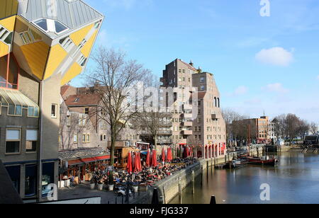 Anni Settanta Cube Case (Kubuswoningen) in Rotterdam Blaak, Paesi Bassi, guardando verso Oude Haven (porto vecchio) Foto Stock