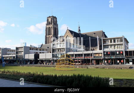 La strada dello shopping di anteriore Sint-Laurenskerk (Lawrence chiesa) un medievale chiesa gotica nel centro di Rotterdam, Paesi Bassi Foto Stock