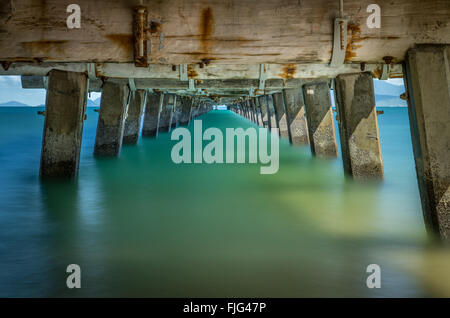 Blu verde mare sotto il molo a picnic Bay, Magnetic Island, Townsville, Australia, a lunga esposizione Foto Stock