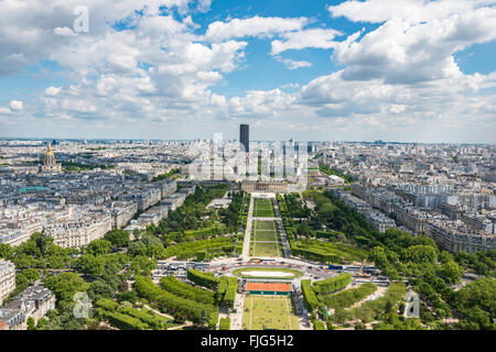 Cityscape, vista dalla Torre Eiffel su Parc du Champ de Mars, Torre di Montparnasse dietro, Parigi, Île-de-France, Francia Foto Stock