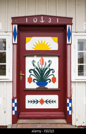 Tradizionalmente porte dipinte di un capitano della casa di Prerow, Darß, Fischland-Zingst, Mar Baltico, Meclemburgo-Pomerania Occidentale Foto Stock