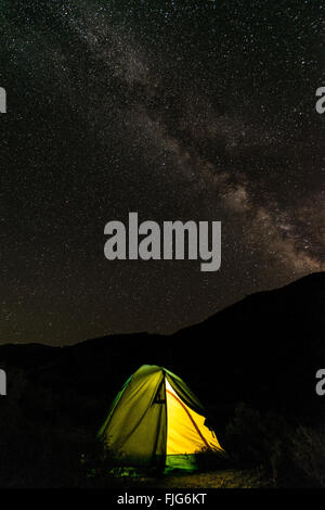 Tenda in un campeggio con cielo stellato sopra e la Via Lattea, scena notturna, Wildrose campeggio, il Parco Nazionale della Valle della Morte, California Foto Stock