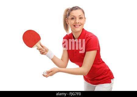 Gioiosa giovane donna giocando a ping-pong e guardando la telecamera isolata su sfondo bianco Foto Stock