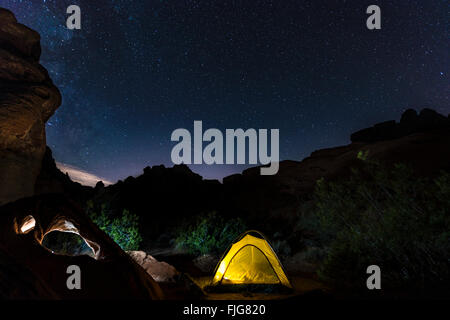 Tenda in un campeggio con cielo stellato sopra, scena notturna, Wildrose campeggio, il Parco Nazionale della Valle della Morte, CALIFORNIA, STATI UNITI D'AMERICA Foto Stock