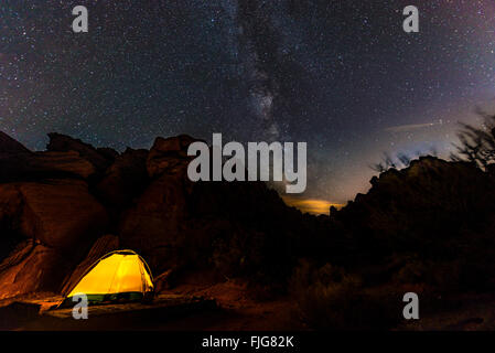 Tenda in un campeggio con cielo stellato sopra e la Via Lattea, scena notturna, Wildrose campeggio, il Parco Nazionale della Valle della Morte, California Foto Stock