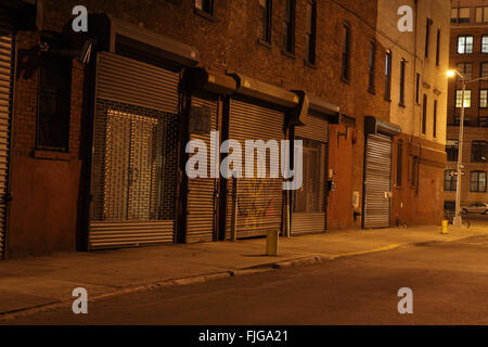 Plymouth Street di notte nel quartiere lungomare di DUMBO di Brooklyn di notte guardando ad ovest verso il ponte di Manhattan Foto Stock