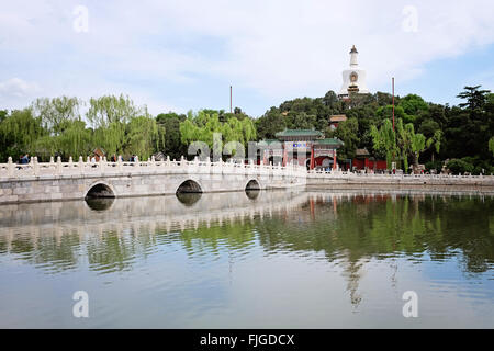 Una vista di giada isola dei fiori e la Pagoda Bianca nel Parco Beihai a Pechino Foto Stock