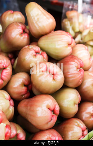 Mele rosa su un mercato locale, Thailandia. Foto Stock