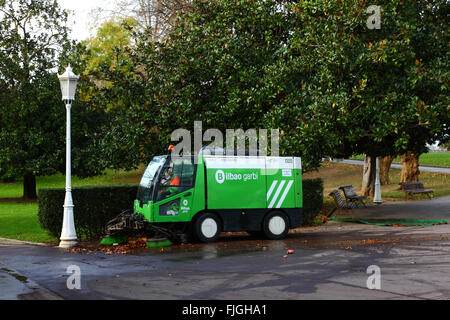 Carrello comunale cancellazione caduto foglie di autunno nel Parque de Dña Casilda Iturrizar, Bilbao, Paesi Baschi Foto Stock