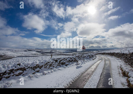 Malham, North Yorkshire, Regno Unito. 2 marzo 2016. La neve ricopriva ha grandi parti di Yorkshire Dales National Park. L'iconico Malham Cove e il circostante moor land, sentieri e stradine del paese sono state coperte in circa 4cm di neve. Credito: Tom Holmes / Alamy Live News Foto Stock