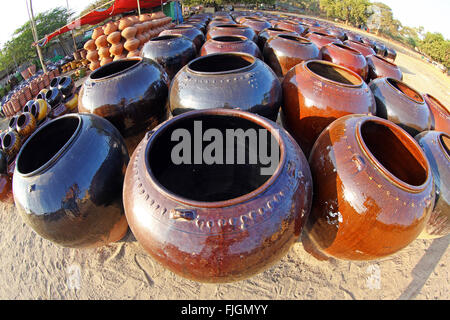 Righe di vasi di ceramica in vendita presso il mercato nel vecchio Bagan, Bagan, Myanmar (Birmania) Foto Stock