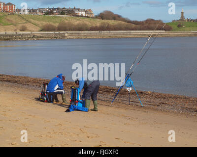 Newcastle Upon Tyne, mercoledì 2 marzo 2016, UK meteo. Un freddo giorno per la pesca sulle rive del fiume Tyne, vicino Tynemouth pescatori come attendere per le punture sulle loro linee di credito: James Walsh Alamy/Live News Foto Stock