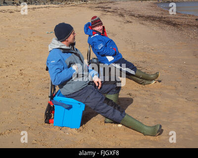 Newcastle Upon Tyne mercoledì 2 marzo 2016, Uk meteo. Un freddo giorno per la pesca sulle rive del fiume Tyne, vicino Tynemouth pescatori come attendere per le punture sulle loro linee. Credito: James Walsh Alamy/Live News Foto Stock