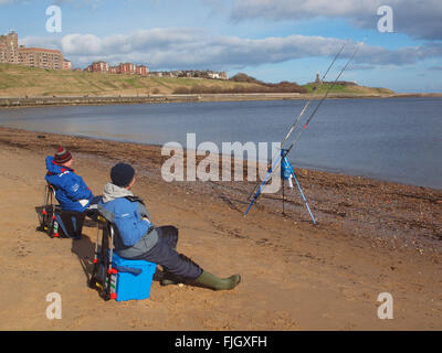 Newcastle Upon Tyne, mercoledì 2 marzo 2016, UK Meteo. Un freddo giorno sulle rive del fiume Tyne, vicino Tynemouth pescatori come attendere per le punture sulle loro linee. Questi pescatori del mare sono la pesca in fiume Tyne estuario del lontano dalle correnti di marea dei fiumi corso principale per il pesce piatto e il merlano. Che l'estuario è anche una zona di transizione tra il fiume e l'estuario ecosistema per questi tipi di pesce. Credito: James Walsh Alamy/Live News Foto Stock