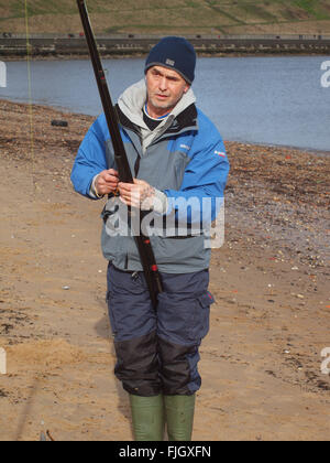 Newcastle Upon Tyne, mercoledì 2 marzo 2016, UK Meteo. Un freddo giorno sulle rive del fiume Tyne, vicino Tynemouth pescatori come attendere per le punture sulle loro linee. Credito: James Walsh Alamy/Live News Foto Stock