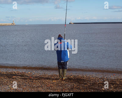 Newcastle Upon Tyne, mercoledì 2 marzo 2016, UK Meteo. Un freddo giorno sulle rive del fiume Tyne, vicino Tynemouth pescatori come attendere per le punture sulle loro linee. Credito: James Walsh Alamy/Live News Foto Stock