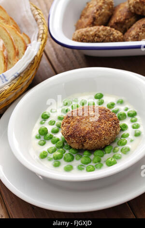 Piselli verdi fozelek (spessa stufato vegetale) e fasirt (polpette fritte), cucina ungherese Foto Stock