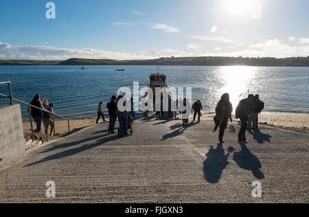 Persone di salire e scendere il traghetto da Padstow al Rock, Cornwall, Regno Unito. Foto Stock