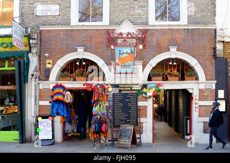 Un negozio e segni sul mercato di Portobello Road Foto Stock