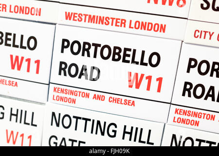 I cartelli lungo Portobello Road Foto Stock