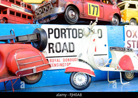 Segni e merchandise lungo Portobello Road Foto Stock