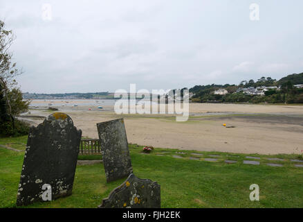 Vista su tutta la baia dalla chiesa di San Michele a Porthilly, Rock, Cornwall, Regno Unito. Foto Stock