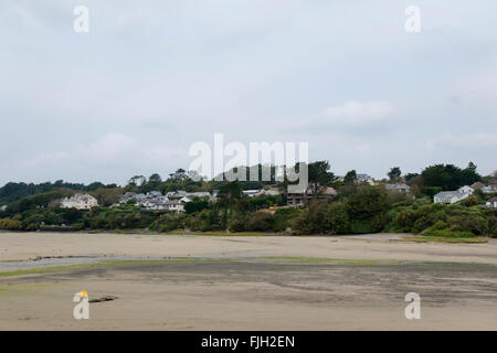 Vista su tutta la baia dalla chiesa di San Michele a Porthilly, Rock, Cornwall, Regno Unito. Foto Stock