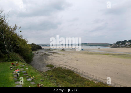 Vista su tutta la baia dalla chiesa di San Michele a Porthilly, Rock, Cornwall, Regno Unito. Foto Stock