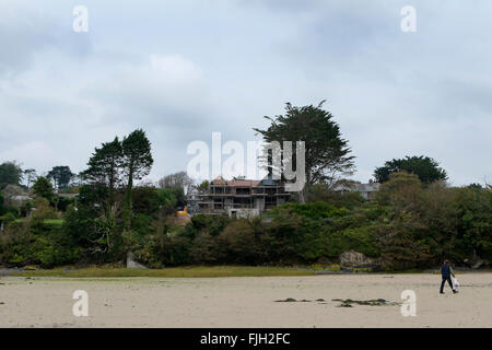 Vista su tutta la baia dalla chiesa di San Michele a Porthilly, Rock, Cornwall, Regno Unito. Foto Stock