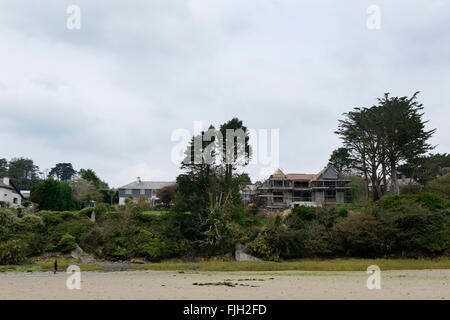 Vista su tutta la baia dalla chiesa di San Michele a Porthilly, Rock, Cornwall, Regno Unito. Foto Stock