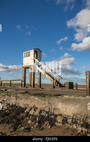 Una scalinata che conduce fino al Rifugio su Causeway a Isola Santa, Northumberland, Inghilterra, Regno Unito, GB, l'Europa. Foto Stock