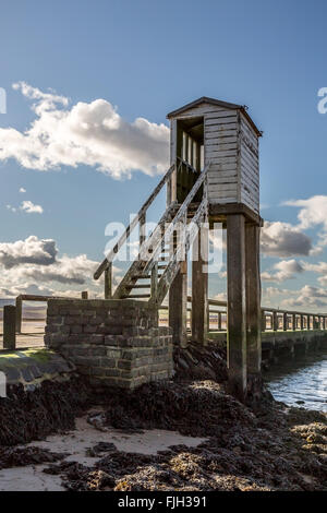 Una scalinata che conduce fino al Rifugio su Causeway a Isola Santa, Northumberland, Inghilterra, Regno Unito, GB, l'Europa. Foto Stock