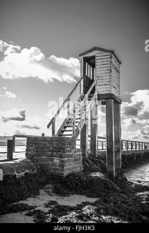 Una scalinata che conduce fino al Rifugio su Causeway a Isola Santa, Northumberland, Inghilterra, Regno Unito, GB, l'Europa. Foto Stock