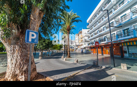 Le persone disabili Parcheggio disponibile presso i mercati locali a Ibiza. Calda giornata di sole in Sant Antoni de Portmany isole Baleari, Spagna Foto Stock