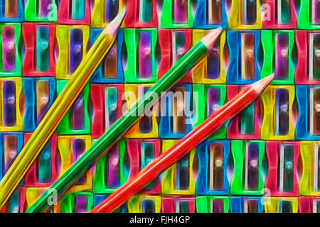 File di colorati affilatori a matita rossi, gialli, verdi e blu con matite che necessitano di affilatura con filtro Fractalius - frattali frattali Foto Stock