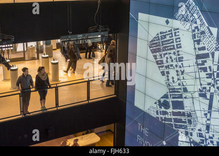 I visitatori della Samsung 837 showroom nel Meatpacking District di New York, visto il sabato 27 febbraio, 2016. Lo showroom nel trendy Quartiere Meatpacking non vendite ma è una vetrina per i prodotti Samsung. (© Richard B. Levine) Foto Stock