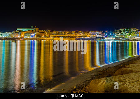 Vista notturna del porto dell'antica città sul mare Adriatico in Italia Foto Stock