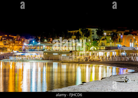 Vista notturna del porto dell'antica città sul mare Adriatico in Italia Foto Stock