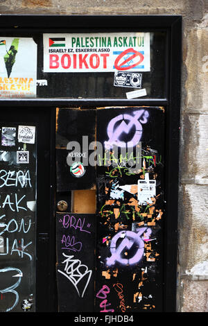 Palestina libera / anti Israele gli adesivi in lingua basca su una porta in Cas Viejo, Bilbao, Paesi Baschi Foto Stock