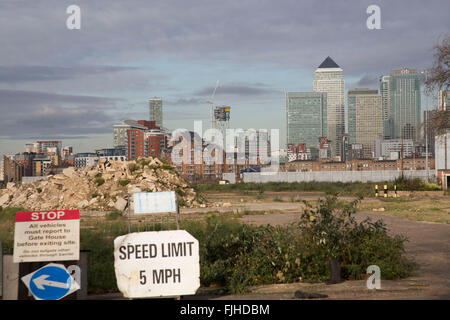 Vista su tutta derelitti disboscata, destinata ad essere per lo sviluppo immobiliare guardando verso Canary Wharf e Docklands il quartiere finanziario di Londra, Regno Unito. Foto Stock