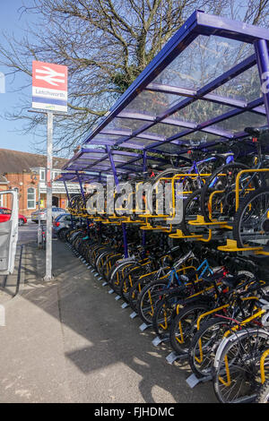 La stazione ferroviaria e il portabiciclette, Letchworth Garden City Hertfordshire, Regno Unito Foto Stock